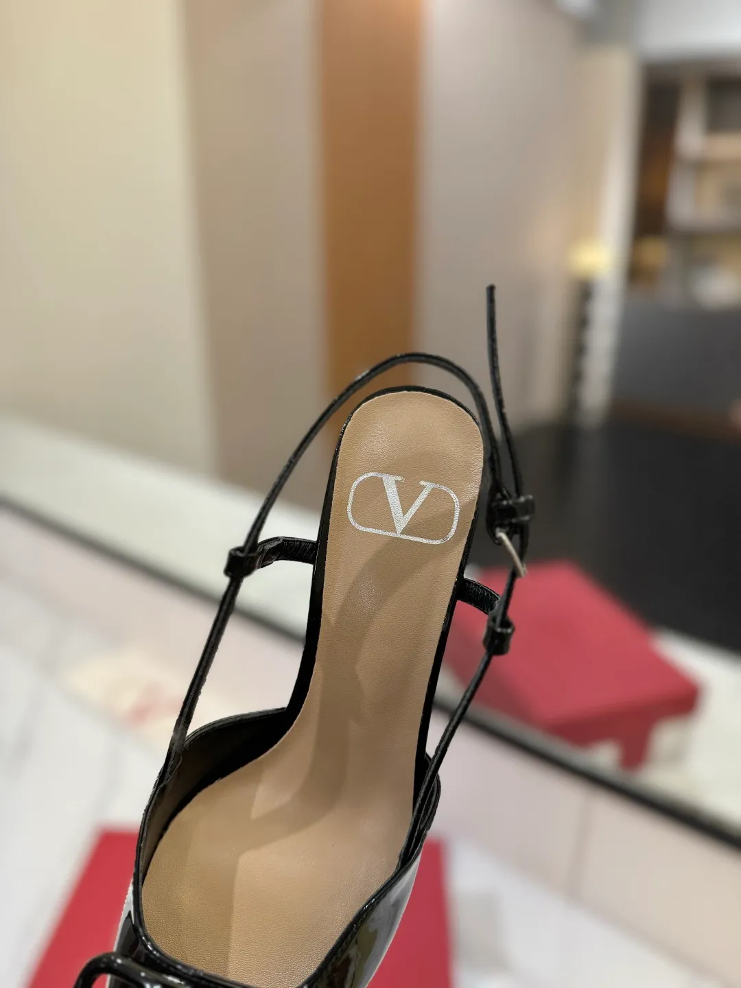 💕💕Factory direct selling price p520💕💕 Valentino launches a new series of sandals, sandals with pointed toe V-buckle sandals. The upper part of the foot is very pedicure-like. The key point is that it is very good and easy to control. It does not grind or tire your feet. It is a walking artifact! Metal VLOGO diamond buckle elements, full of high-end sense! It became sweet instantly.  The avant-garde VLOGO SIGNATURE shoe series interprets VALENTINO GARAVANI's candid attitude. Valentino Garavani V logo back hollow sandals with VLogo Signature decoration, platinum tone VLogo Signature decoration! Upper: imported patent leather Lining: imported goatskin Outsole: Italian leather outsole Heel height: 8cm Size: 35-39 (34-40-41-42 customized size)